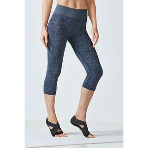 Fabletics Leggings Size XS Women's Seamless Printed Capri Midnight/Fog Floral